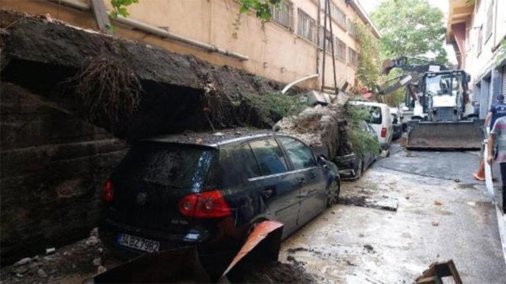 Zeytinburnu'nda istinat duvarı çöktü! 4 araç hasar gördü