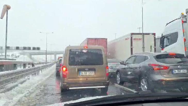 TEM Otoyolu'nda ula��ma 'kar' engeli; ara� kuyruklar� olu�tu
