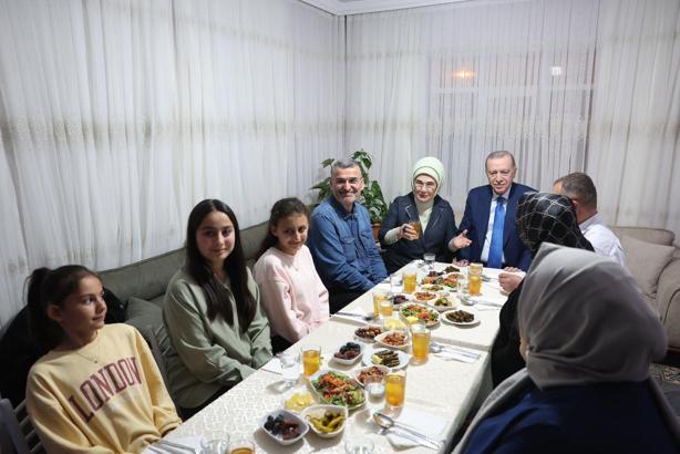 Cumhurbaşkanı Erdoğan iftarda vatandaşın evine misafir oldu