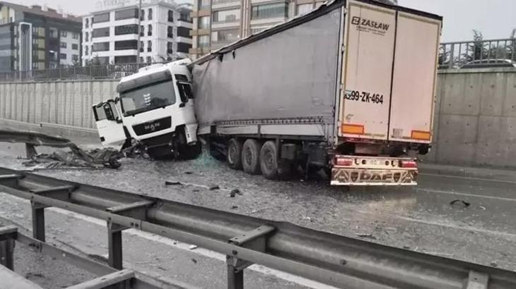 Sağanak yağmur ve dolu günlük yaşamı olumsuz etkiledi! Cadde ve sokaklar göle döndü