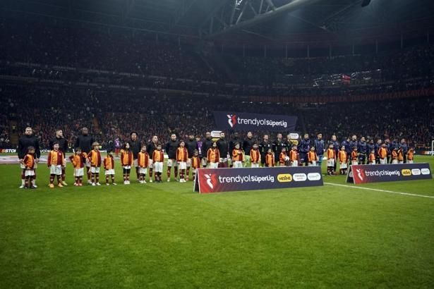 Derbi öncesi seremonide eşine az rastlanır görüntü!