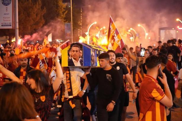 Edirne'de ilginç kutlama: Bir tabut bir tekneyi coşkuya ortak ettiler