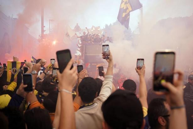 Fenerbahçe Beko, Euroleague şampiyonluğunu taraftarıyla kutladı