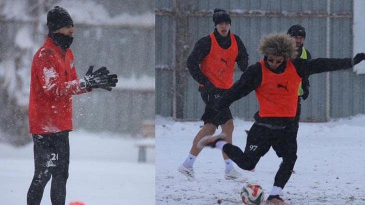 Elazığspor, MKE Ankaragücü maçı hazırlıklarına yoğun kar yağışı altında başladı