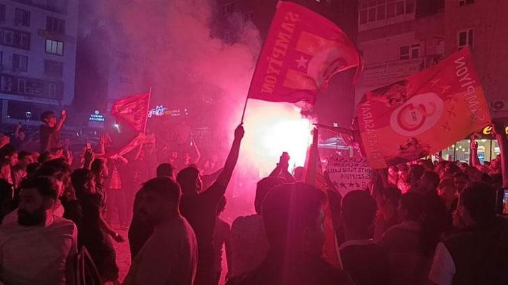 Galatasaraylı taraftarlar Fenerbahçe'nin maket tabutuyla şampiyonluk kutladı