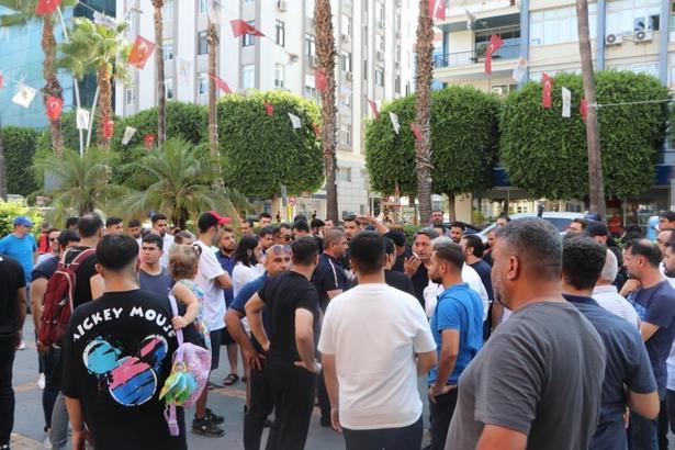 Adana Demirspor taraftarı isyanda! Bariyeri yıkıp belediyeye girmeye çalıştılar