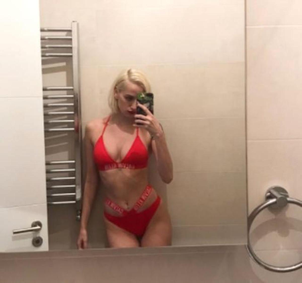 Manken Didem Soydan, evinin banyosundan mayo defilesi yaptı. 