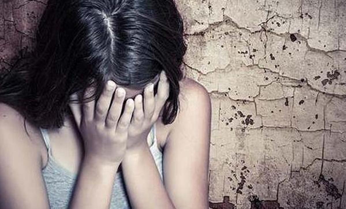 Девочка подросток рыдает накрыла лицо платком. Надругался над 10 летней. Насильство девочек подростков. Развращение школьников. Насилие 8 летней девочки.