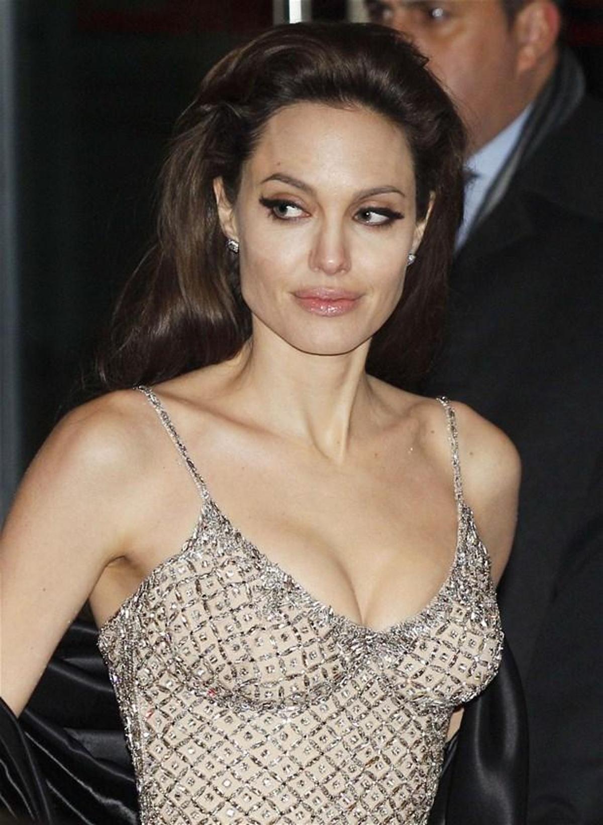 Şok Angelina Jolie Annesinin Sevgilisiyle Birlikte Olmuş Magazin Haberleri