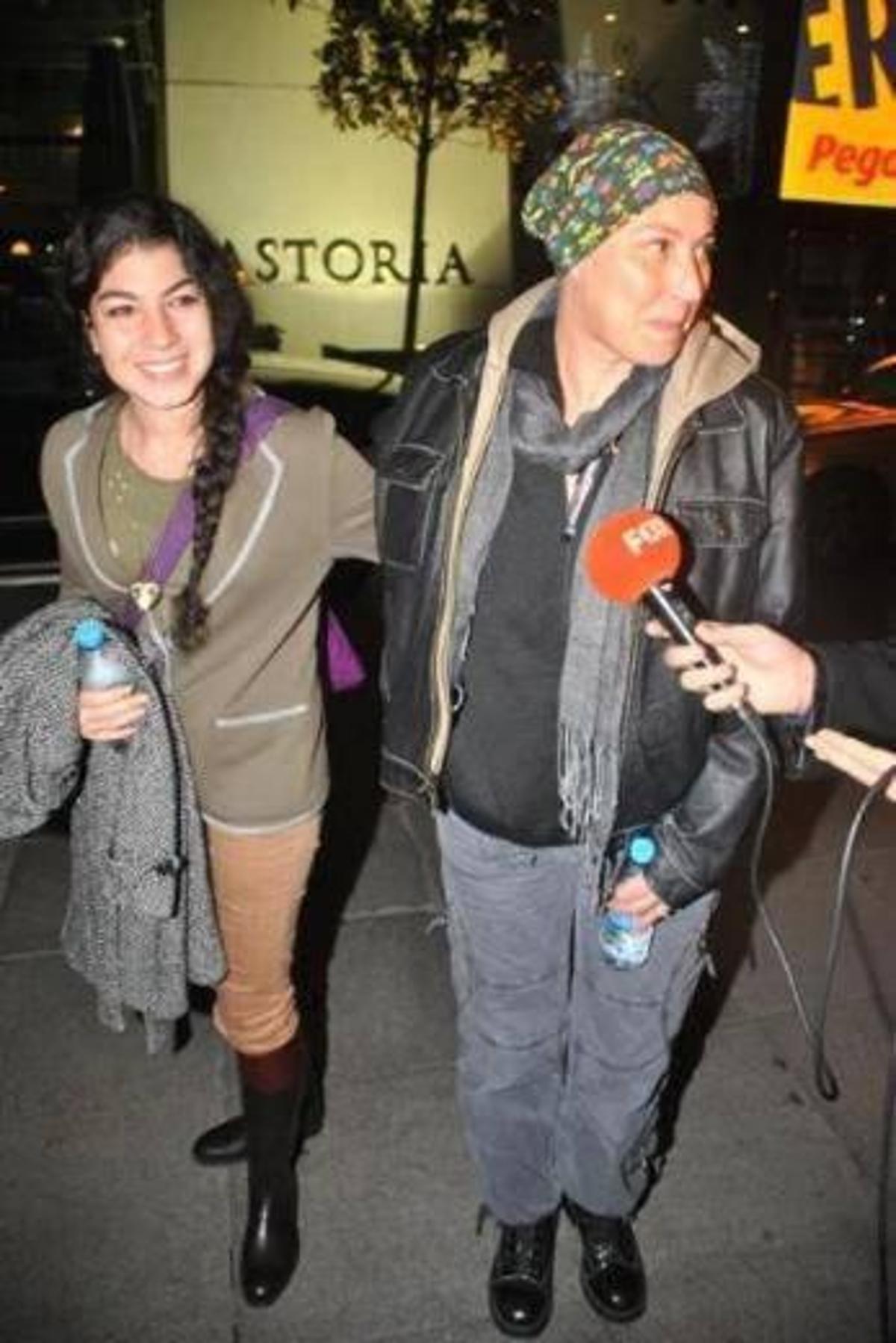 Вахиде перчин дочь ализе. Вахиде перчин дочь ализе. Ализе гёрдюм и мать. Ализе гёрдюм и вахиде перчин. Вахиде гёрдюм перчин.