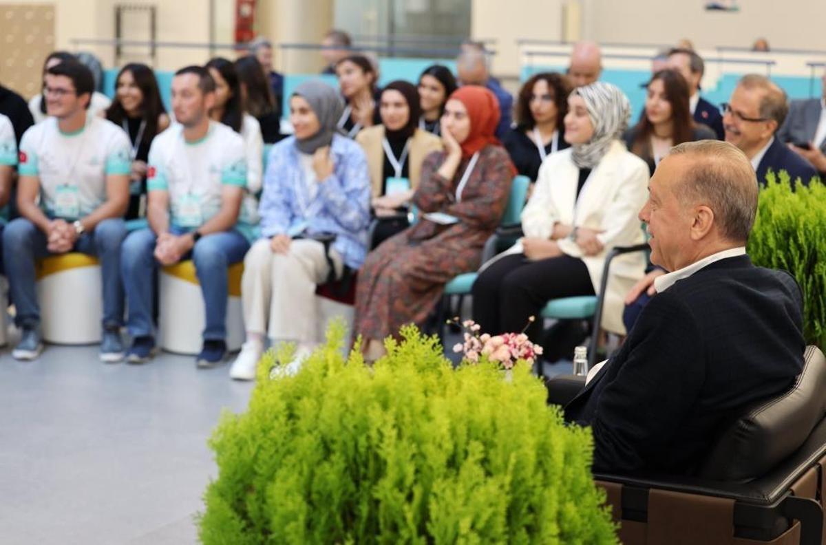 Cumhurbaşkanı Erdoğan, gençlerle bir araya geldi