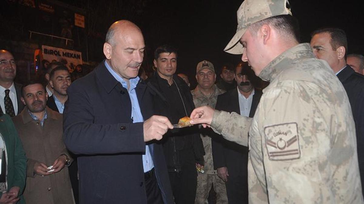 Bakan Soylu, Yeni Köprü'de Asker Ve Vatandaşlara Baklava Ikram Etti ...