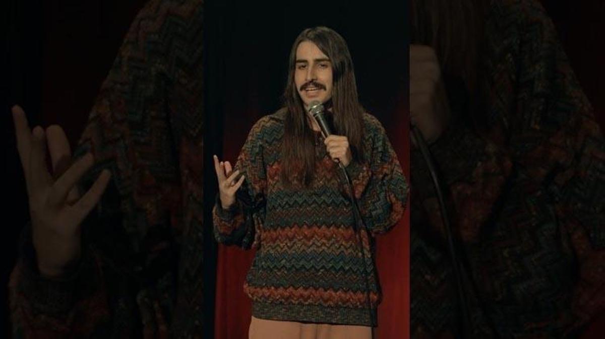Deniz Göktaş stand-up gösterisi yaparken
