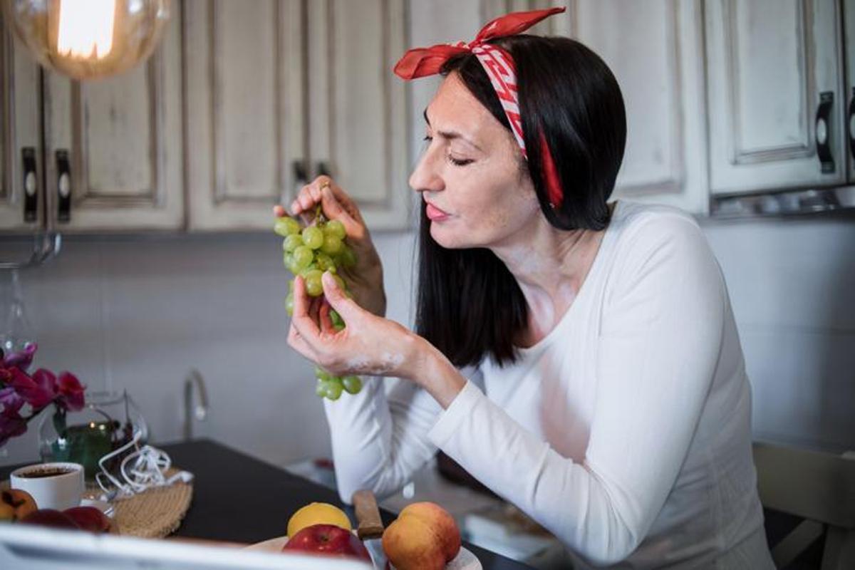 eat 12 grapes on new year's eve under the table