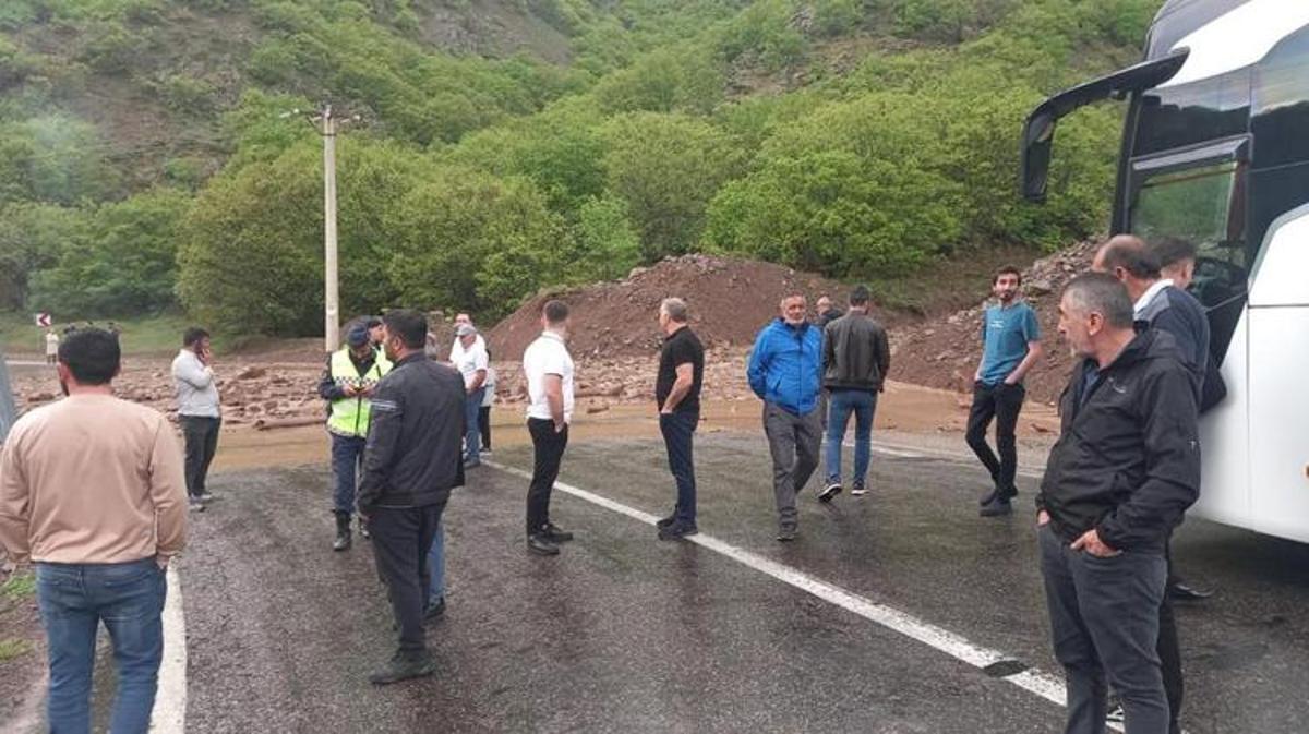 Tunceli-Erzincan karayoluna kaya parçaları düştü Yol araç trafiğine kapandı