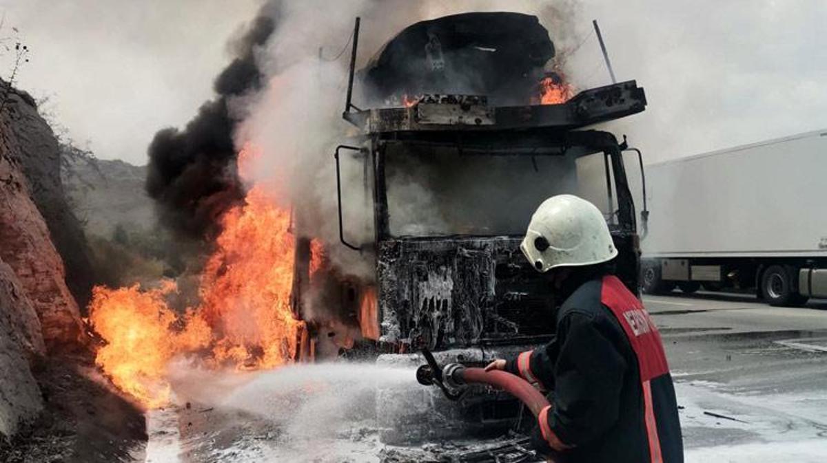 TIR alevler içinde kaldı Dorsesindeki sıfır kilometre arabalar yandı