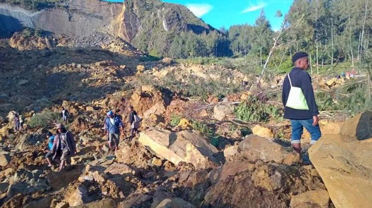 Papua Yeni Gine'de toprak kayması 300 den fazla kişi toprak