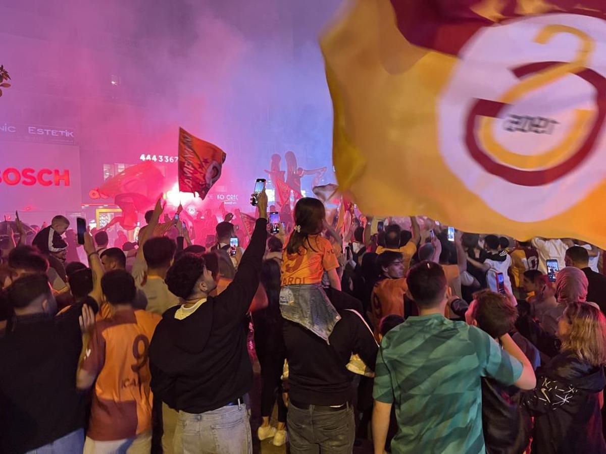 Galatasaray taraftarı şampiyonluğu doyasıya kutluyor Kupa töreni saati de belli