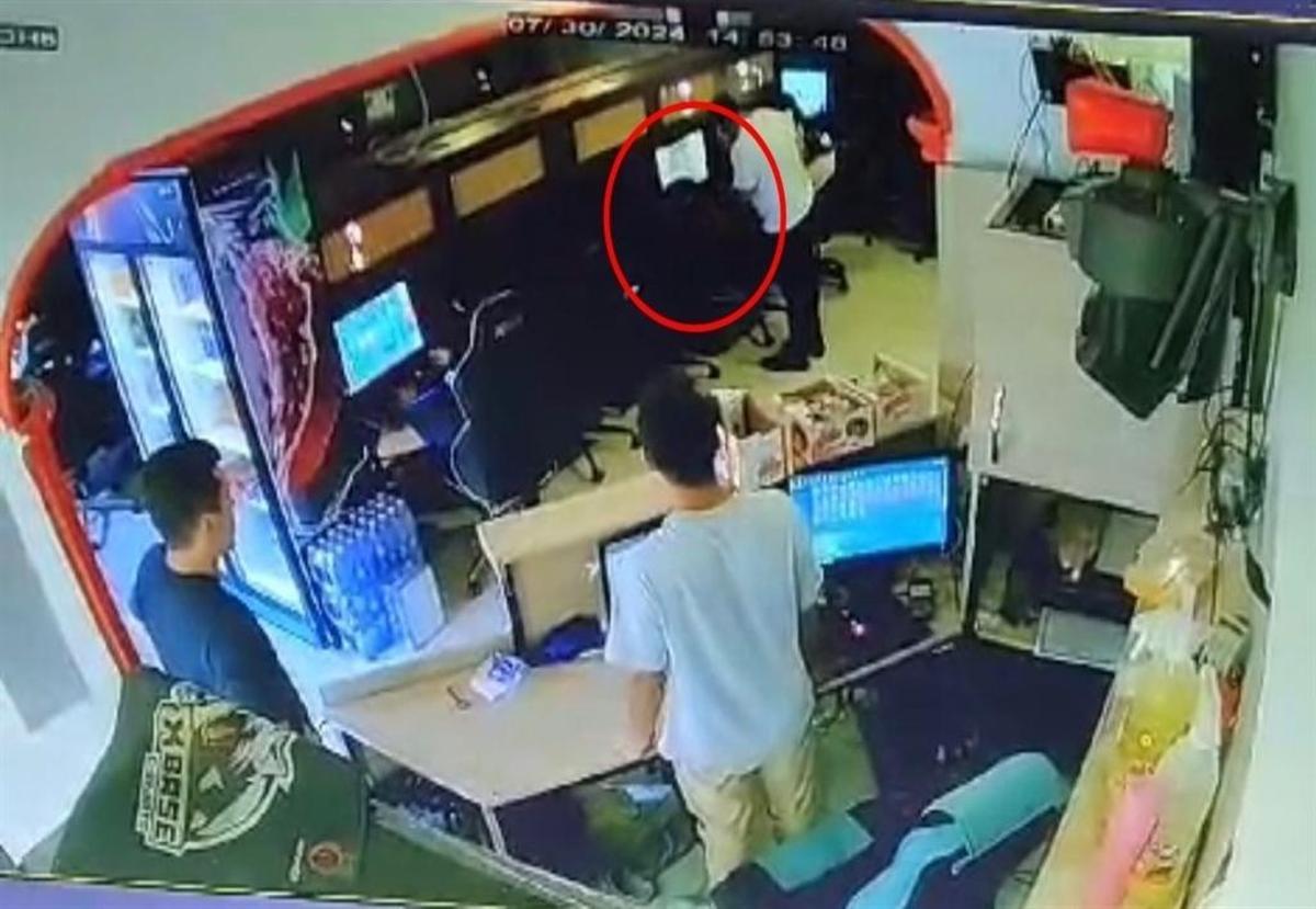 The military deserter was caught playing soldier game in the internet cafe! When the police saw plain clothes, he wanted to run away.