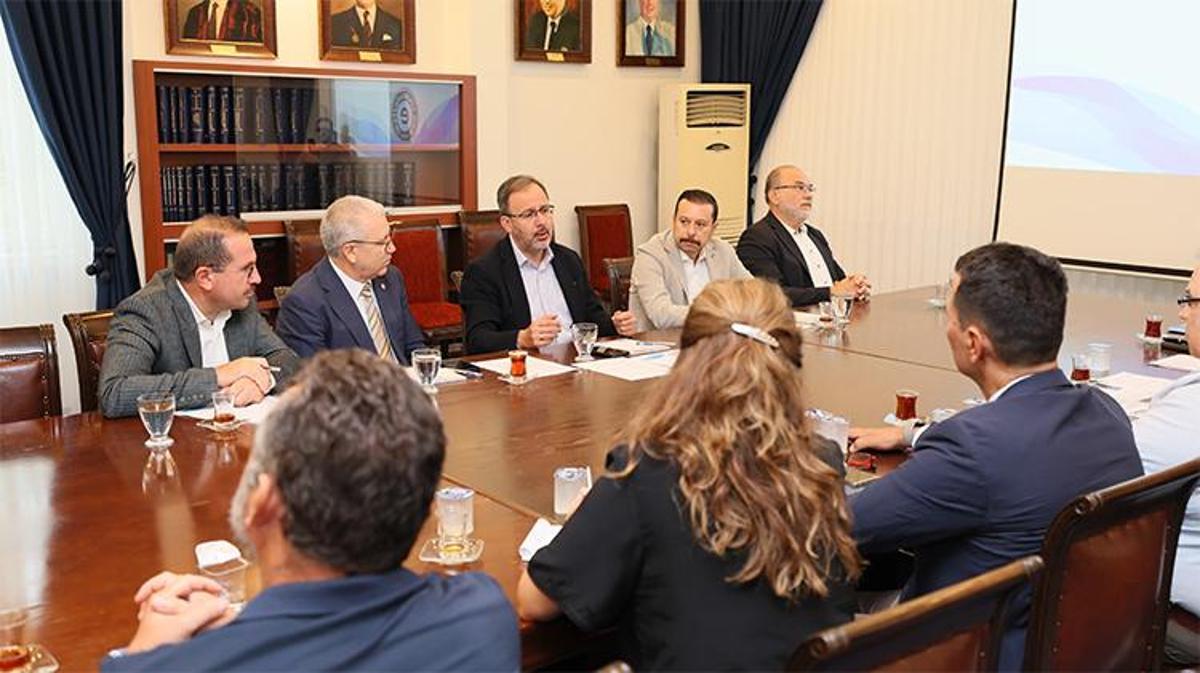 Unlocking the Secrets of Izmir Bay: Dr. Mehmet Kasapoğlu Leads the Charge in Groundbreaking Academic Meeting