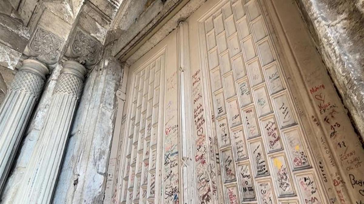 Palace Walls Turned Canvas: Foreign Tourists Leave Their Mark, But at What Cost