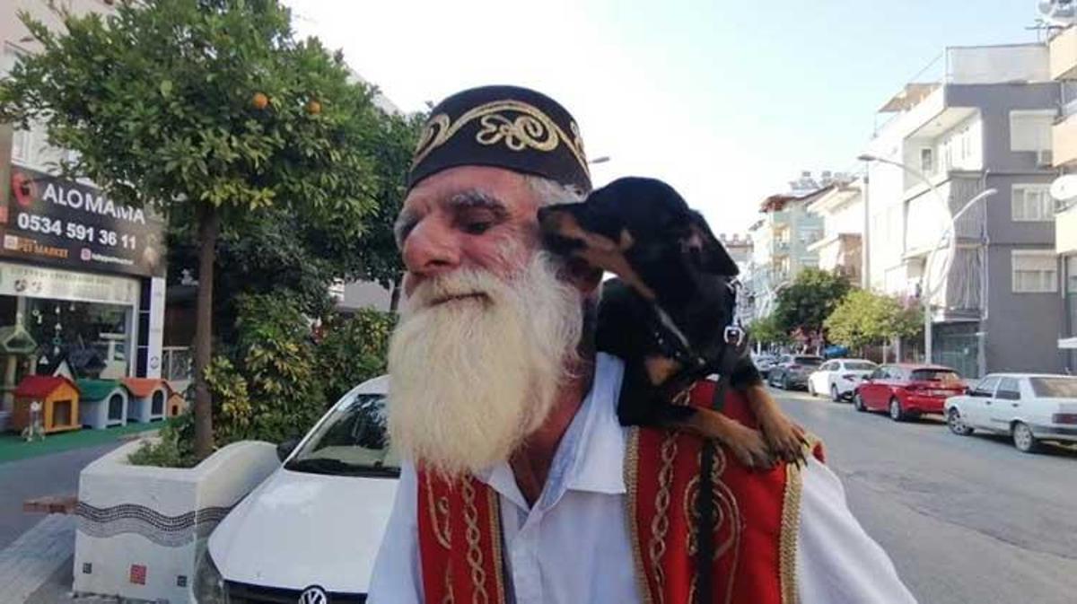 Tuvalete gittiğine pişman oldu: Yıllardır omuzundan indirmediği köpeğini sahipsiz diye aldılar