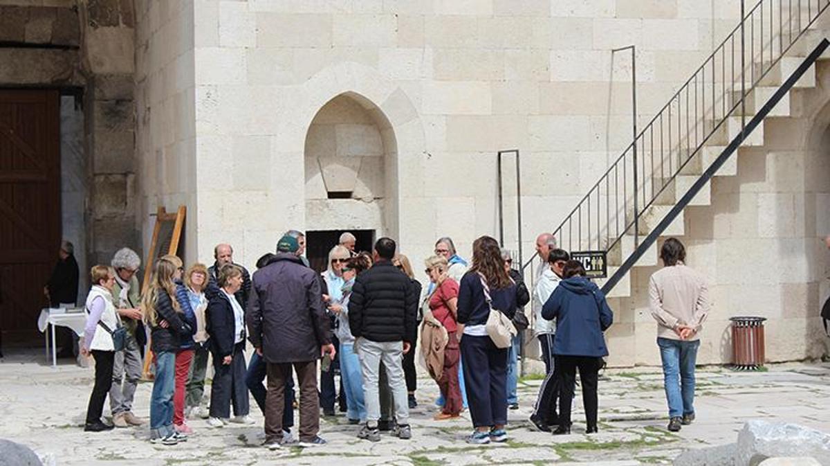 Aksaray'da dizi turizmi patladı! 800 yıllık Sultanhanı dünya yıldızı oldu! Artık gelenler saatlerce çıkamıyor