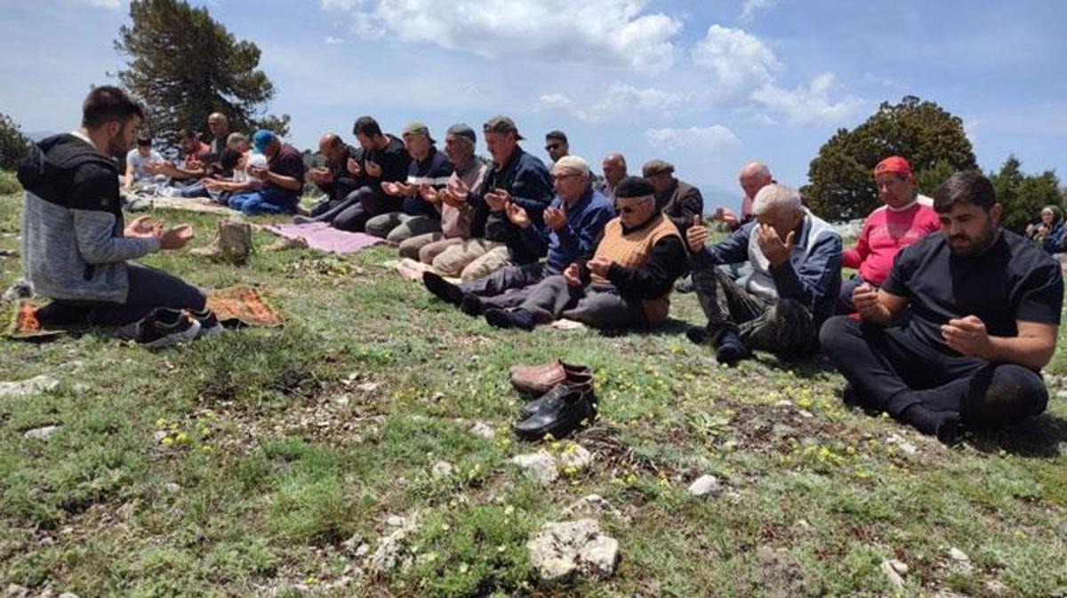 Çardak'ta yüzyıllık şükür geleneği Kimya Dede zirvesinde yaşatıldı
