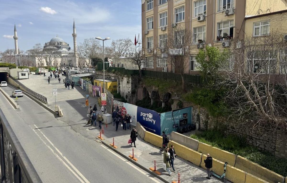 Vezneciler'de bulunan tarihi sarnıç kalıntıları ve üzerinde yer alan yapı