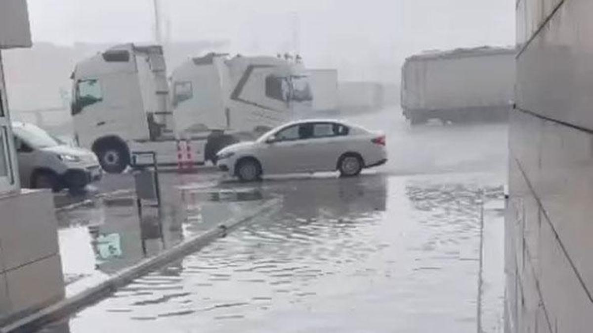 Edirne'de sağanak sonrası yollarda oluşan su birikintileri