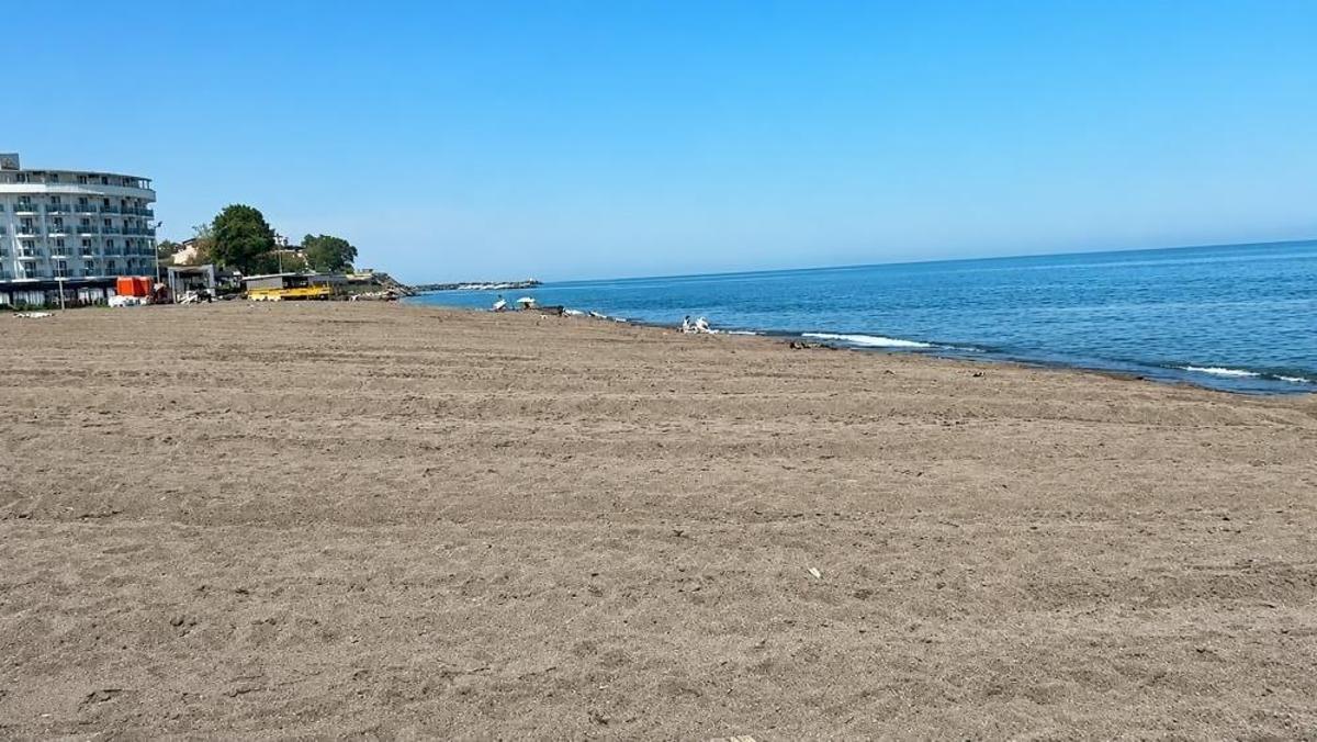 Akçakoca sahilinde iş makineleriyle yapılan kum temizleme çalışmaları