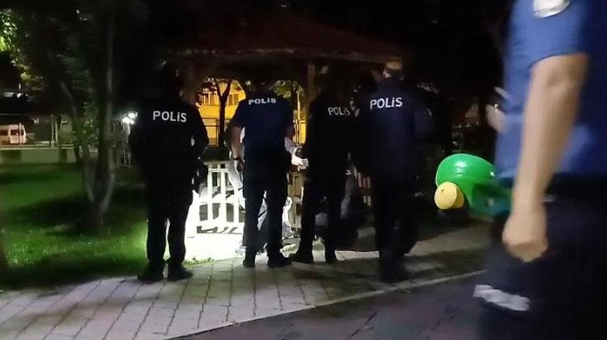 Parkta silahlı kavgada yaralanan kişilere müdahale eden sağlık ekipleri.
