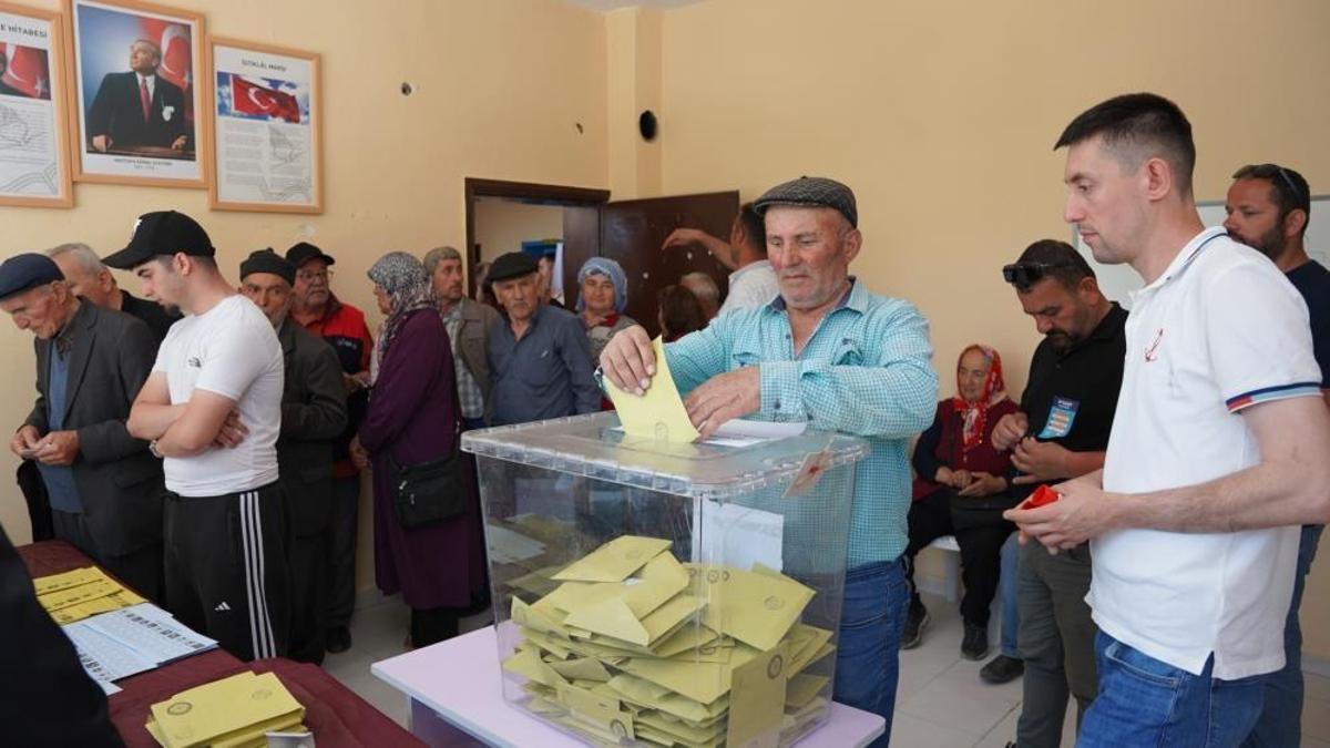 Tokat'ta yapılan ara seçimlerde oy kullanma işlemleri ve sandıklar.