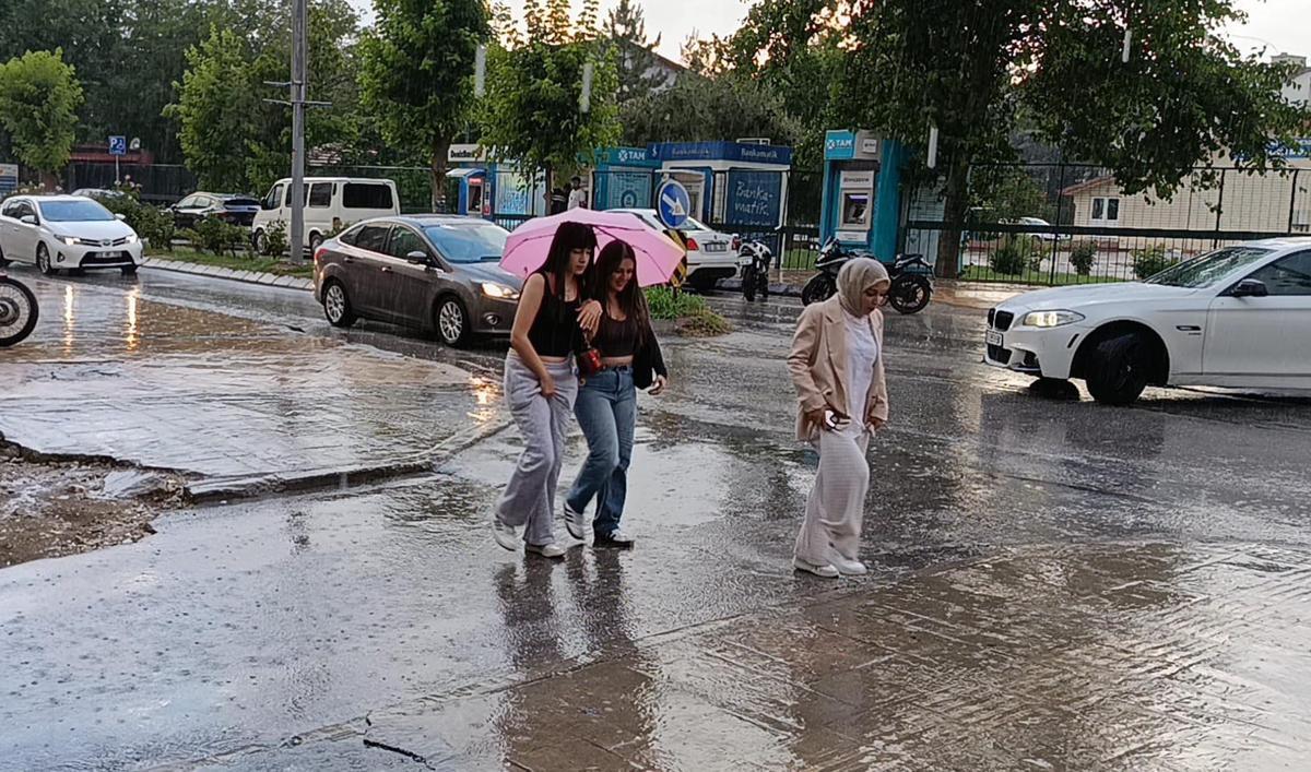 Edirne ve Kırklareli'de etkili olan sağanak yağış sonrası oluşan su birikintileri ve hasar gören yollar