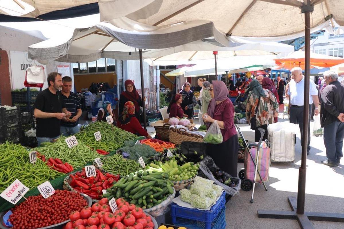 Pazarda taze yaz meyveleri tezgahlarda dizili halde serili şekilde satılıyor.