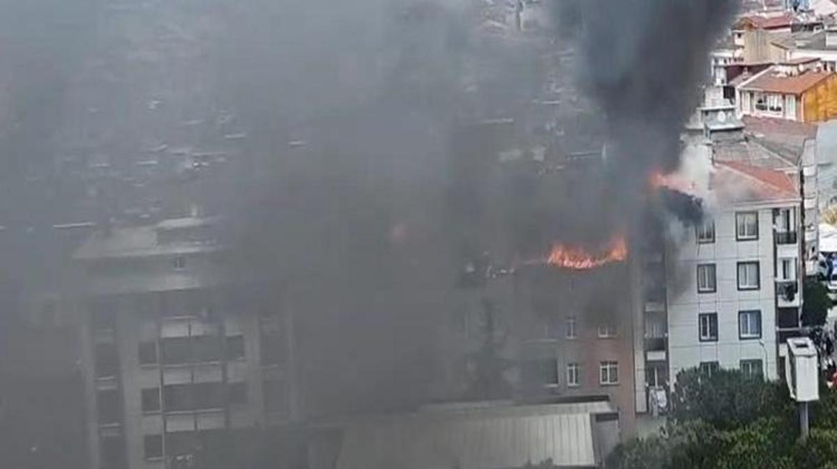 Esenyurt'ta bir binanın çatısında çıkan yangında alevler yükseliyor.