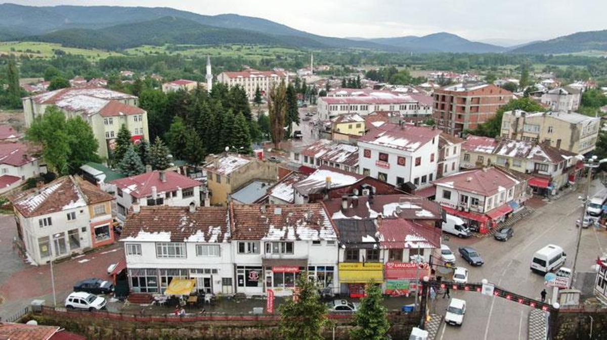 Sağanak ve dolu yağışı Kastamonu’da hayatı felç etti: İlçe beyaza büründü, ev ve iş yerlerini su bastı