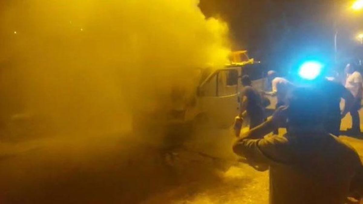 Ilıdağ köyü girişinde alev alan ticari araç.