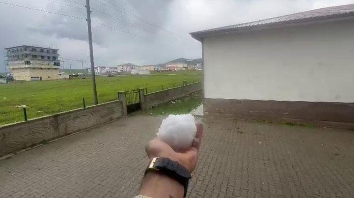 Karayazı ilçesinde etkili olan dolu ve fırtına nedeniyle gökyüzü karardı.
