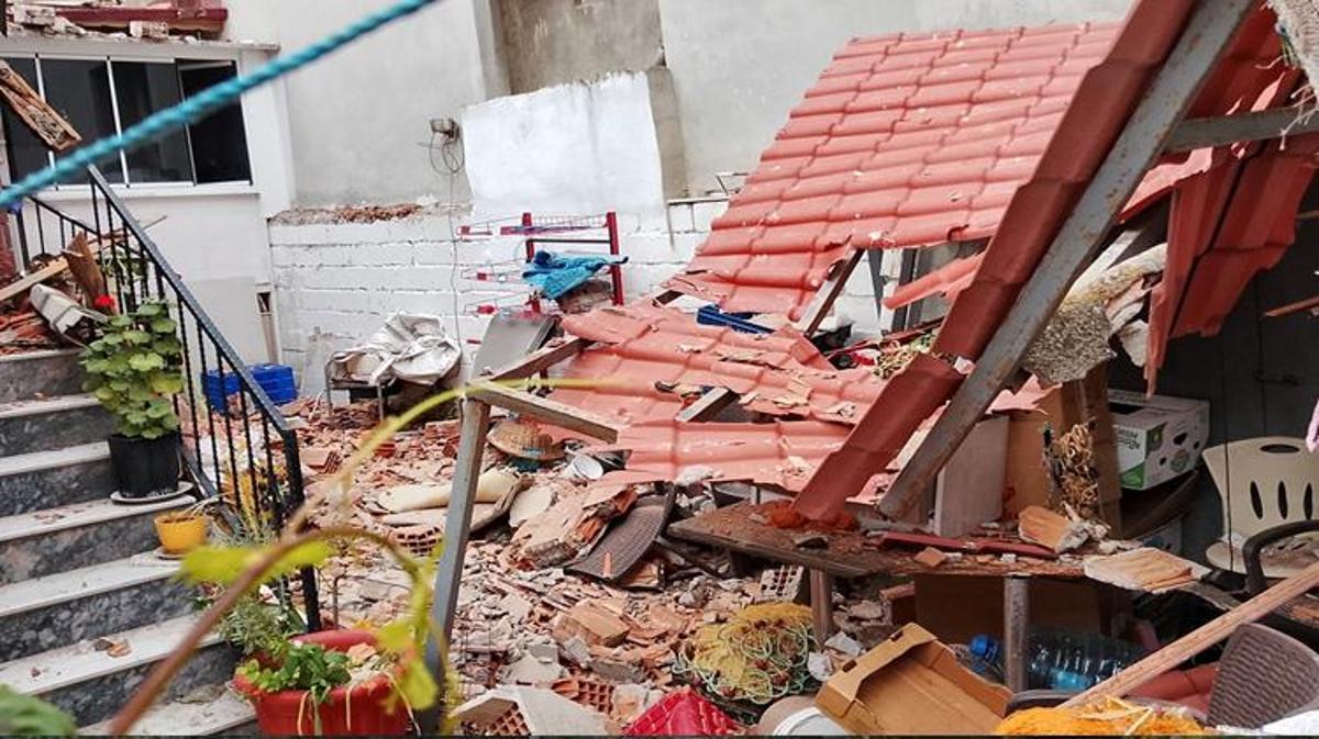Silivri'de fırtına nedeniyle hasar gören metruk bina ve çevresi.