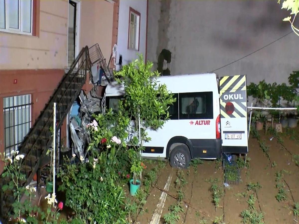 Servis minibüsünün evin bahçesine uçtuğu kaza yerinden genel görünüm.