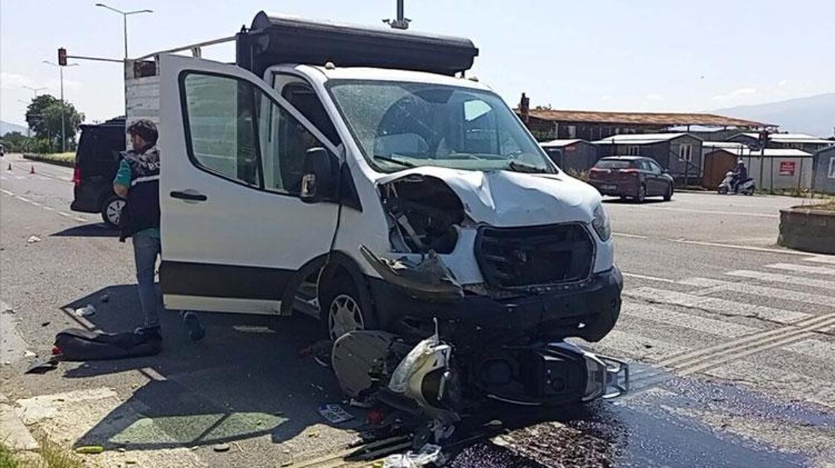 Denizli-Aydın karayolunda meydana gelen trafik kazası sonrası araçlar ve sağlık ekipleri.