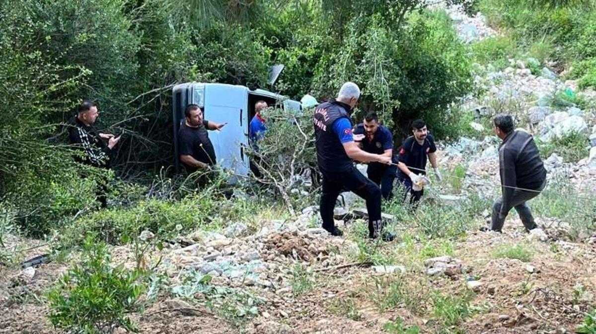 Kadirli'de uçuruma yuvarlanan otomobilin kaza yeri.