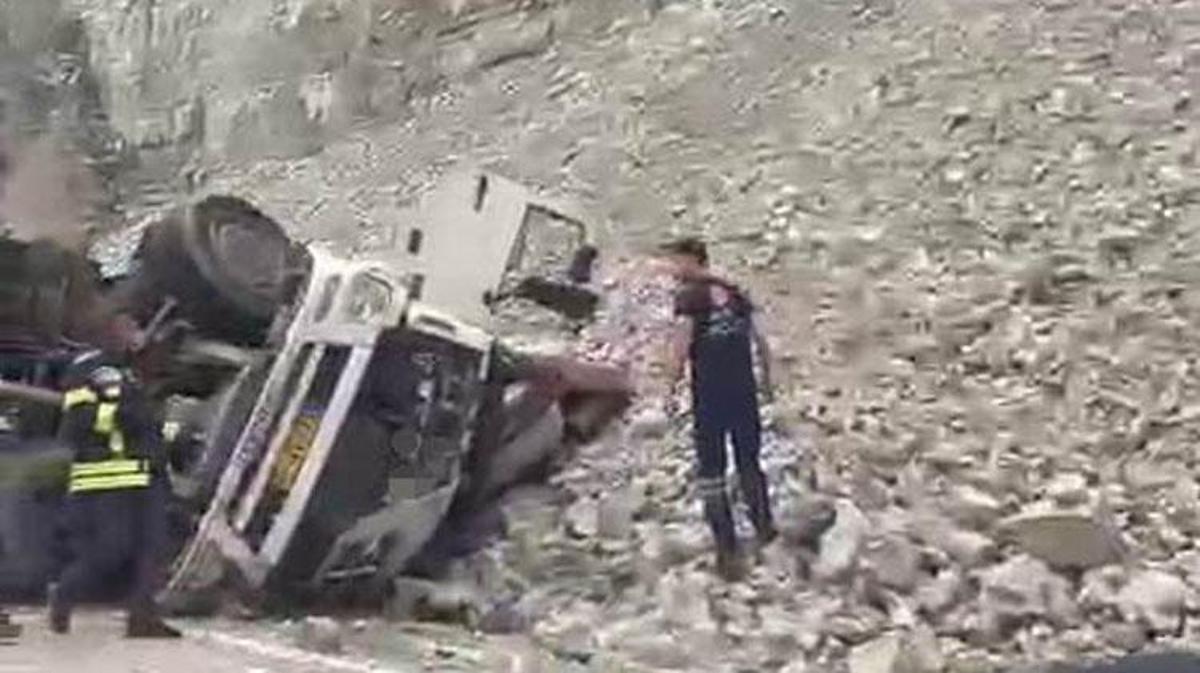 Erzurum-Artvin kara yolunda meydana gelen trafik kazası sonrası tırın devrildiği anı gösteren fotoğraf.