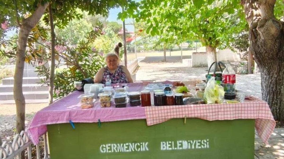 Germencik'te kadınların ürettiği yöresel ürünlerin sergilendiği stantlar