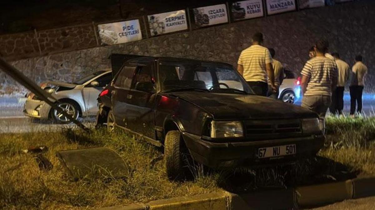Alaplı-Ereğli karayolunda meydana gelen trafik kazasında çarpışan araçlar