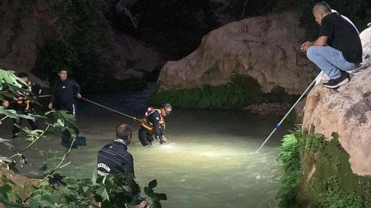 Mersin'in Erdemli ilçesinde Limonlu Çayı'nda akıntıya kapılan 15 yaşındaki gencin cansız bedeni ekiplerce çıkarılıyor.