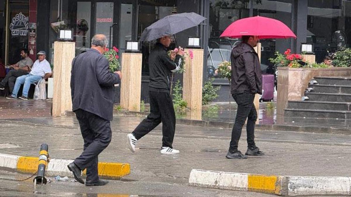 Iğdır'da sağanak yağış sonrası cadde ve sokaklarda oluşan su birikintileri