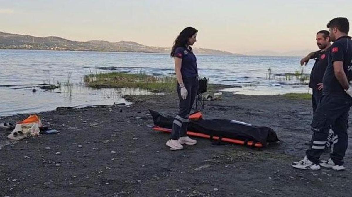 Sapanca Gölü'nde hareketsiz halde bulunan şahsın cansız bedeni kıyıya çıkarılıyor.