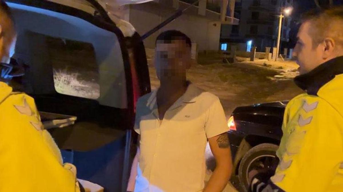 Otomobilin kavşağa çarptığı kaza yerinden genel görünüm